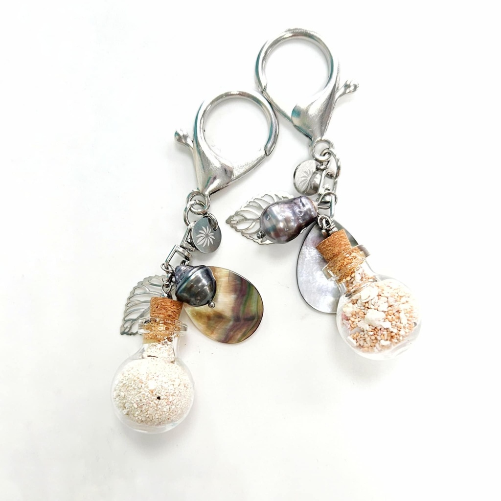PORTE CLES BOUTEILLE SABLE, PERLE DE TAHITI ET FANTAISIES