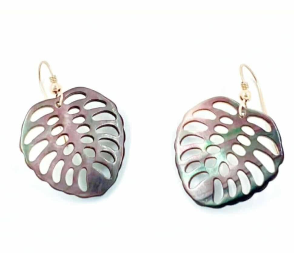 Boucles d'oreilles plaqué or feuille ape new en nacre (moyenne)