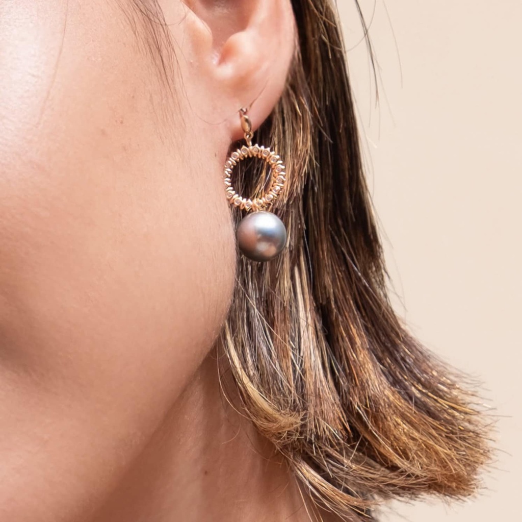 BOUCLES D OREILLES CERCLE ZIRCONS &amp; PERLE DE TAHITI - PLAQUE OR