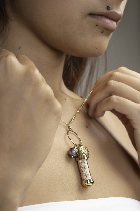 PENDENTIF LONG FIOLE DE SABLE PERLE ET COQUILLAGE - ACIER DORE