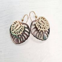 Boucles d'oreilles Double APE - acier doré et nacre