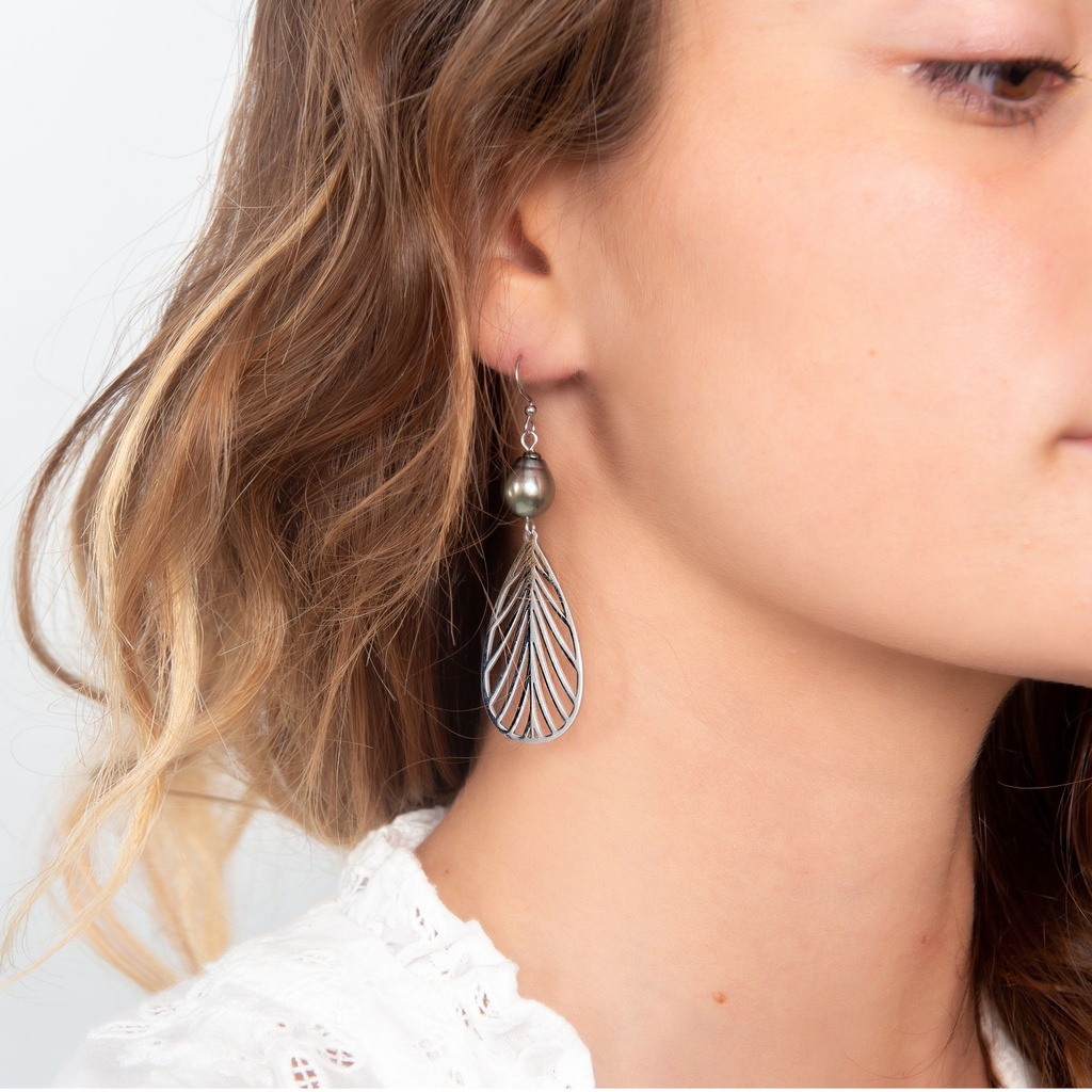 Boucles d'oreille acier feuille et perles de Tahiti